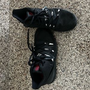 Kyrie 5 boy’s basketball shoes